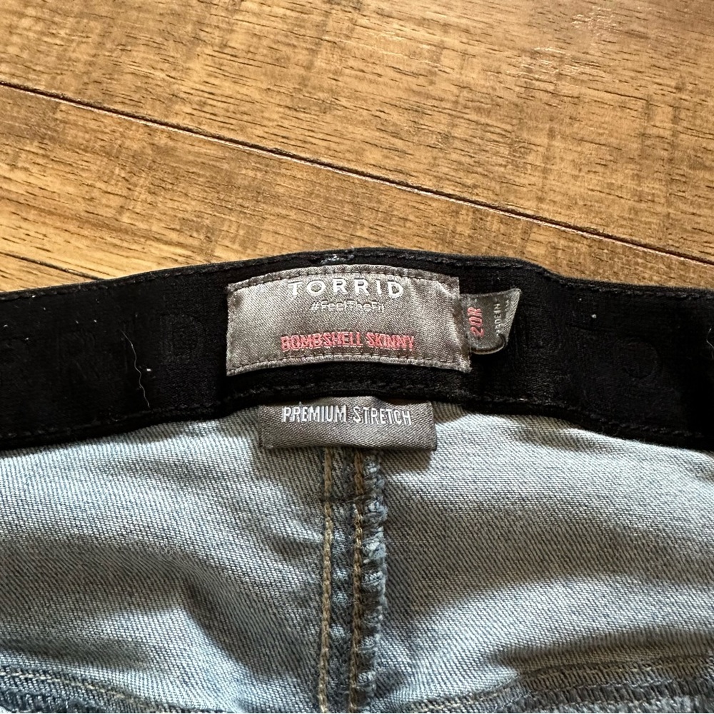 Torrid Lightly Distressed Bombshell Skinny Jeans size 20r - Picture 4 of 9